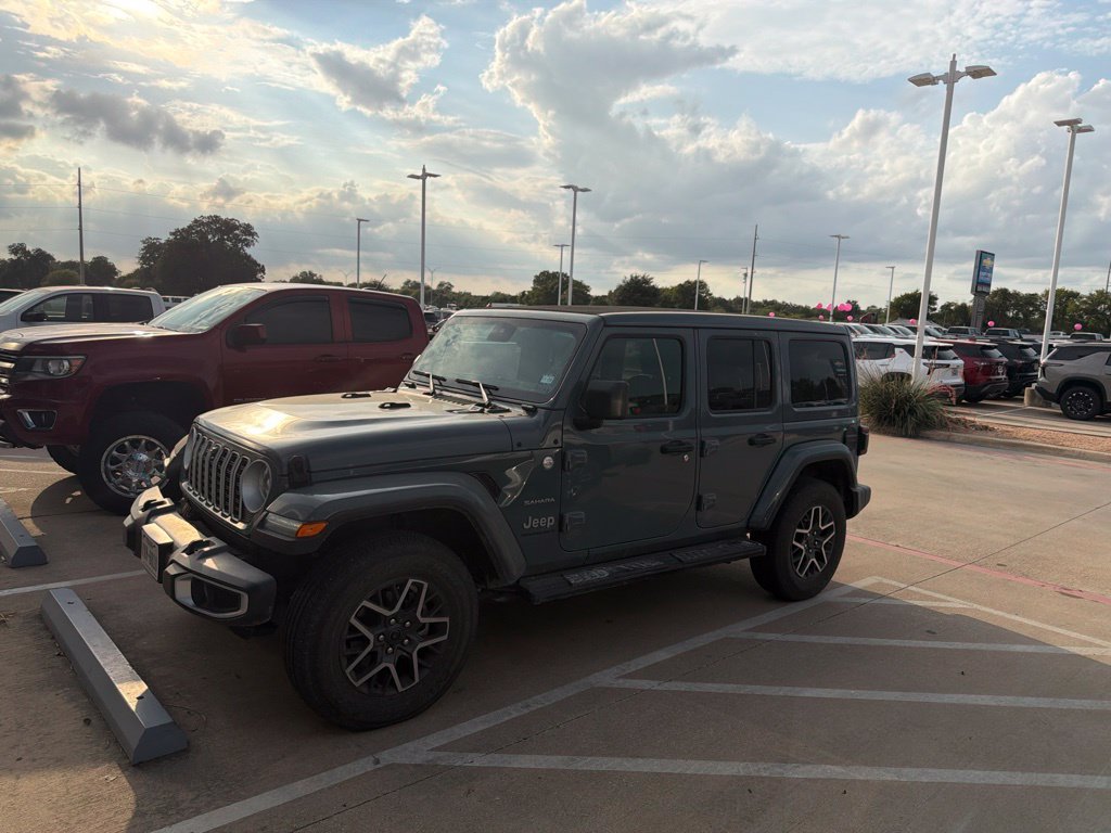 Used 2024 Jeep Wrangler Unlimited Sahara w/ Technology Group AWD/4WD image 4