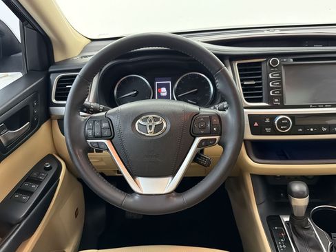Used 2019 Toyota Highlander Limited FWD image 29