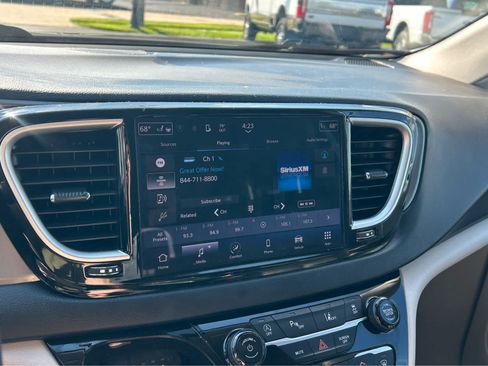 Used 2023 Chrysler Pacifica Touring-L FWD image 34