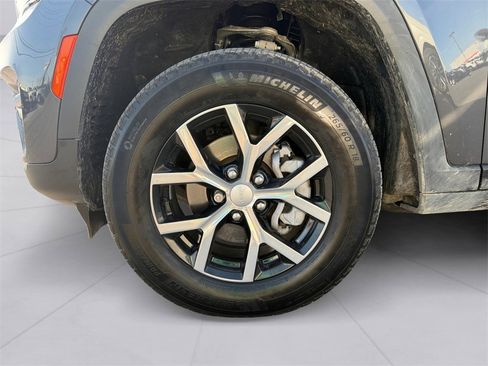 Used 2024 Jeep Grand Cherokee Limited image 9