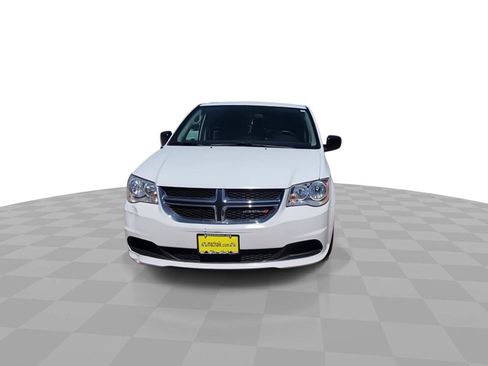 Used 2018 Dodge Grand Caravan SE FWD image 3