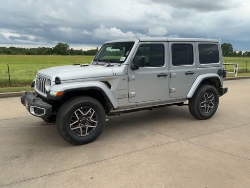 Used 2024 Jeep Wrangler Sahara w/ Technology Group image 8