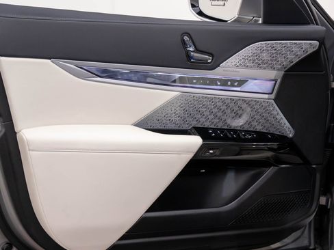 Certified 2023 BMW i7 xDrive60 w/ Executive Package 2 image 13