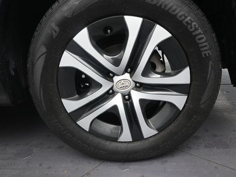 Used 2018 Toyota RAV4 LE FWD image 10