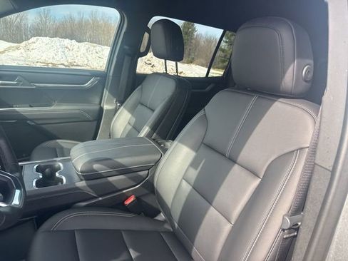 Used 2025 GMC Acadia Elevation w/ Elevation Premium Package image 11