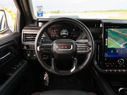 Used 2025 GMC Yukon XL AT4 AWD/4WD image 12