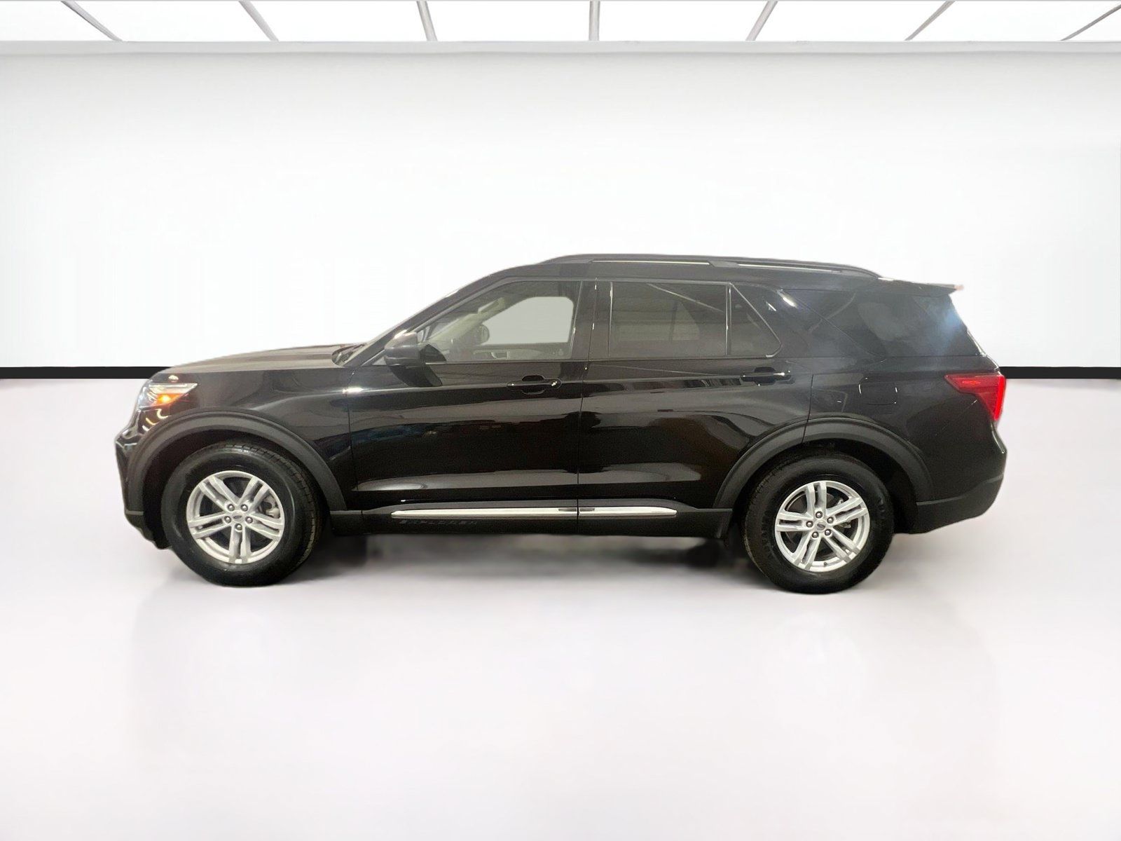 Used 2024 Ford Explorer XLT w/ Equipment Group 202A RWD image 22