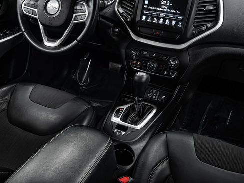 Used 2018 Jeep Cherokee Latitude Plus FWD image 18