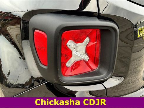 Used 2017 Jeep Renegade Latitude w/ Cold Weather Group image 22