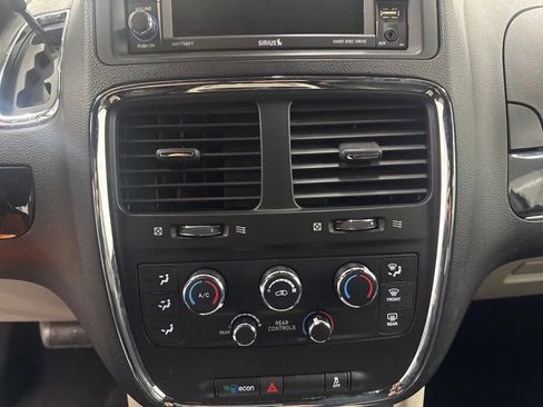 Used 2019 Dodge Grand Caravan SXT FWD image 17