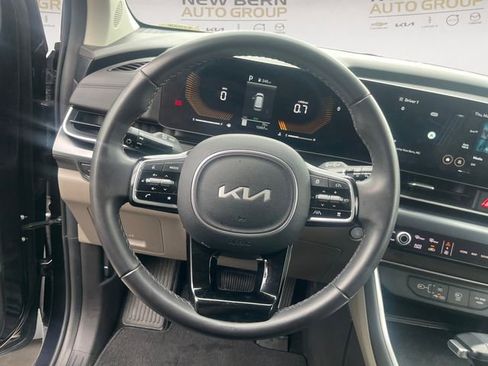 Used 2025 Kia Carnival FWD image 12