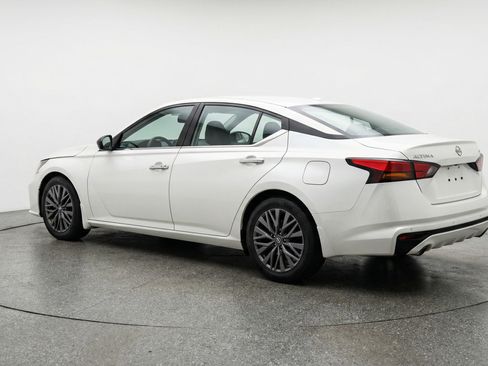 Used 2025 Nissan Altima 2.5 SV FWD image 6