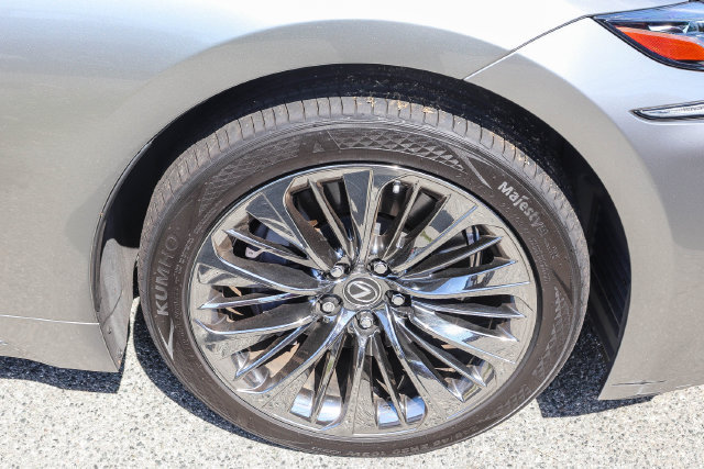 Used 2019 Lexus LS 500 w/ Interior Upgrade Package RWD image 7