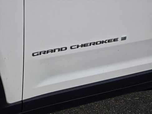 Used 2023 Jeep Grand Cherokee Laredo w/ Trailer Tow Prep Group (B) AWD/4WD image 13