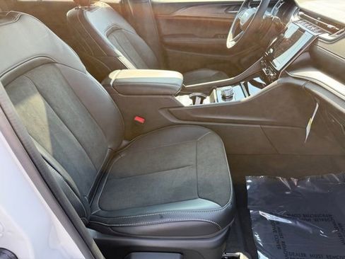 New 2025 Jeep Grand Cherokee Altitude image 13