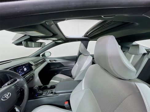 Used 2025 Toyota Camry SE w/ Convenience Package image 11