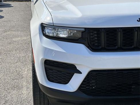 Certified 2023 Jeep Grand Cherokee Altitude image 9