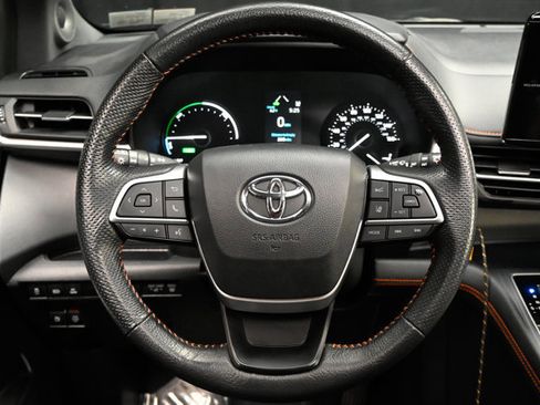 Used 2024 Toyota Sienna XSE image 7