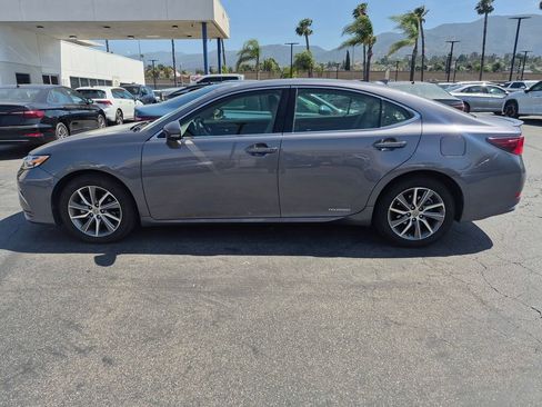Used 2016 Lexus ES 300h w/ Luxury Package w/Wood Trim FWD image 4