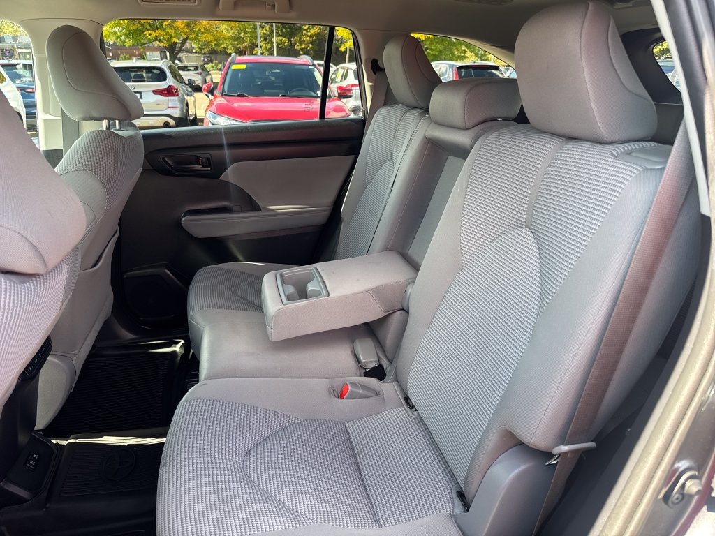 Used 2020 Toyota Highlander LE AWD/4WD image 37