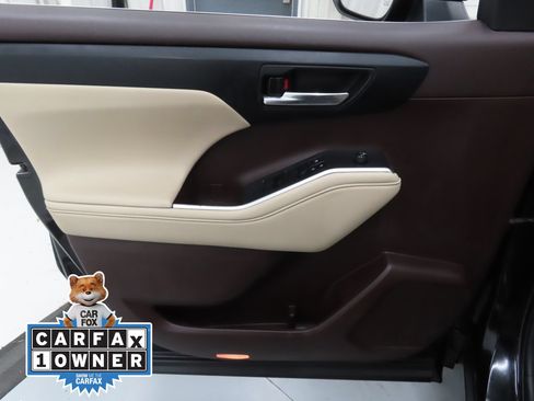 Used 2022 Toyota Highlander XLE AWD/4WD image 10