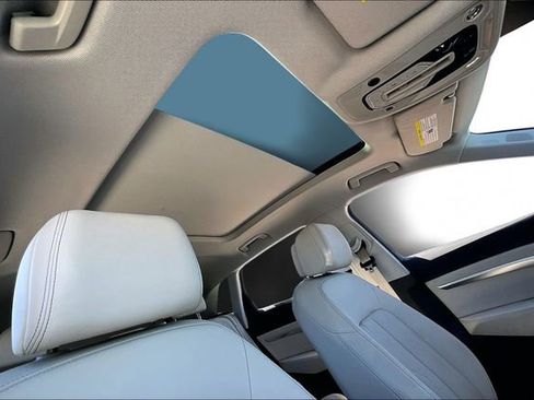 Used 2022 Audi e-tron Premium Plus w/ Premium Plus Package image 15