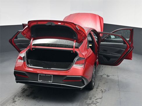 Certified 2025 Hyundai Elantra Sport image 22