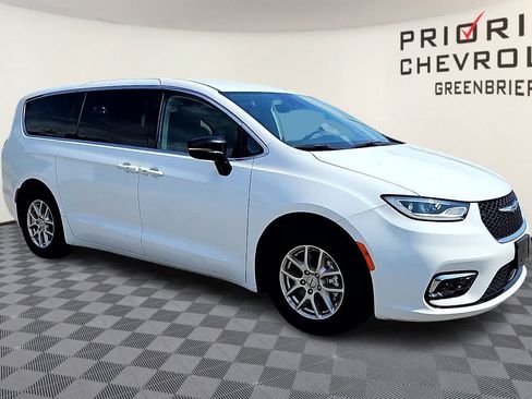 Used 2024 Chrysler Pacifica Touring-L FWD image 2