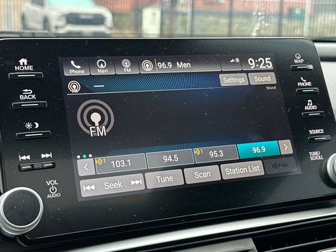 Used 2018 Honda Accord Touring image 25