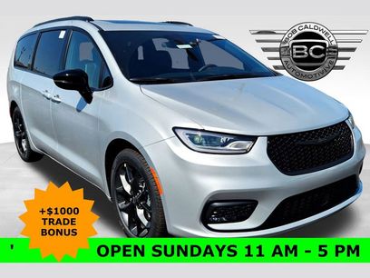 New 2026 Chrysler Pacifica Limited w/ Uconnect Theater Family Group