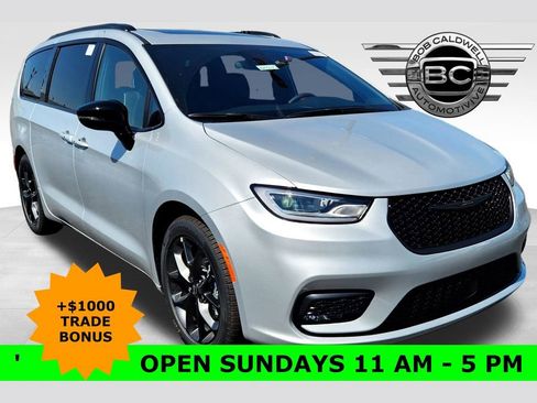 New 2026 Chrysler Pacifica Limited w/ Uconnect Theater Family Group image 1