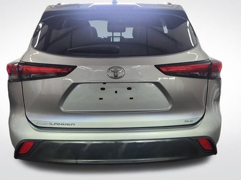 Used 2023 Toyota Highlander XLE FWD image 9