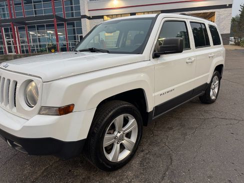 Used 2013 Jeep Patriot Latitude AWD/4WD image 9