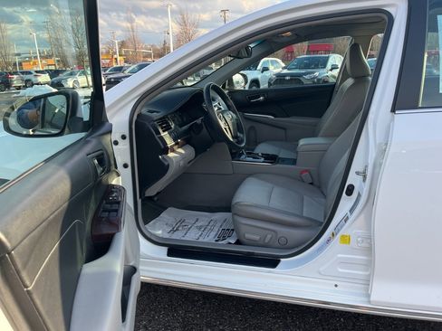 Used 2014 Toyota Camry XLE image 11