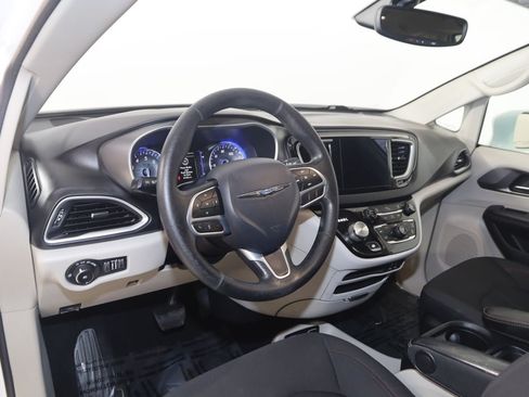 Used 2020 Chrysler Pacifica Touring FWD image 25
