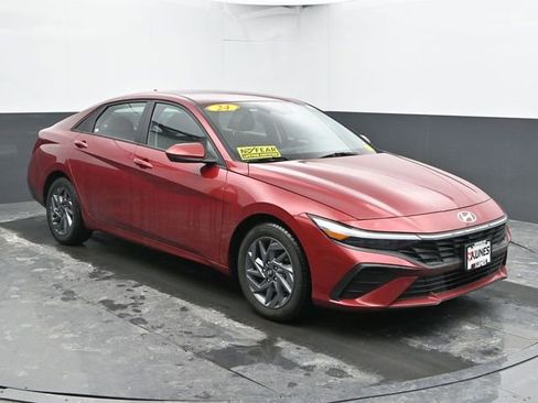 Used 2024 Hyundai Elantra SEL image 2