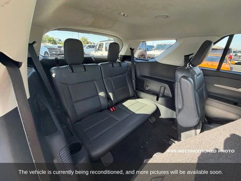 Used 2025 Ford Explorer Active w/ Active Comfort Package RWD image 17