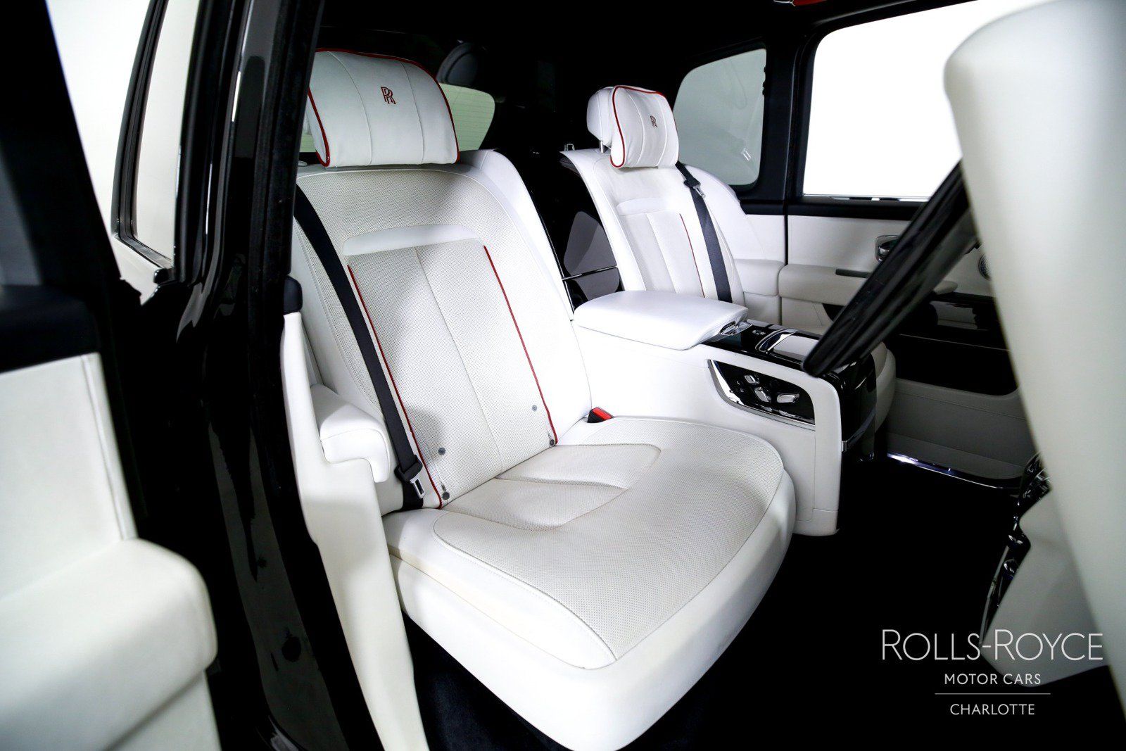 Used 2021 Rolls-Royce Cullinan Black Badge AWD/4WD image 31