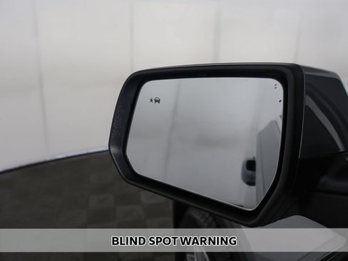 Used 2023 Chevrolet Traverse LT FWD image 4