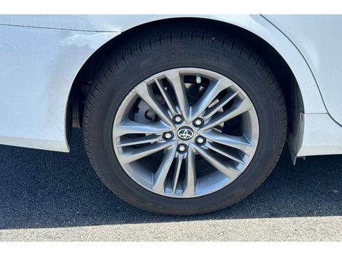 Used 2015 Toyota Camry SE image 4