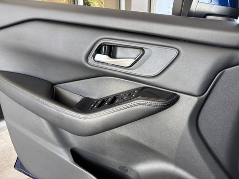 Used 2025 Nissan Rogue SV AWD/4WD image 18