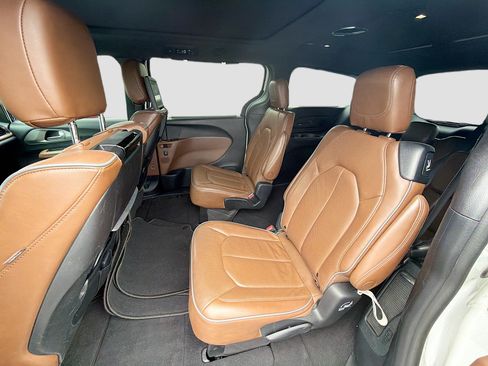 Used 2021 Chrysler Pacifica Limited w/ Uconnect Theater Family Group AWD/4WD image 25