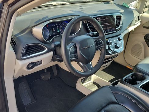 Used 2023 Chrysler Pacifica Touring-L image 19