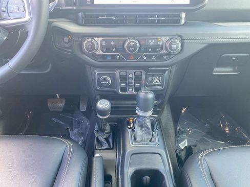 Used 2024 Jeep Wrangler Unlimited Sahara w/ Technology Group AWD/4WD image 17