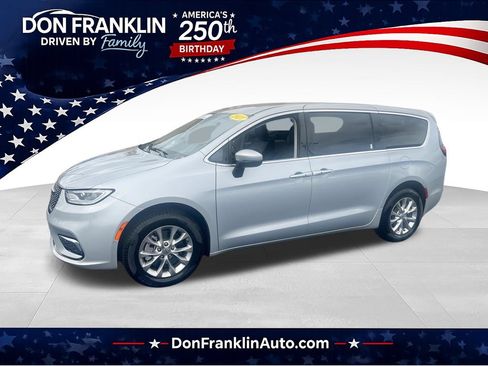 Used 2023 Chrysler Pacifica Touring-L AWD/4WD image 1