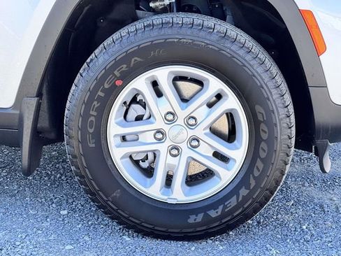 New 2025 Jeep Grand Cherokee Laredo w/ Luxury Tech Group I image 24