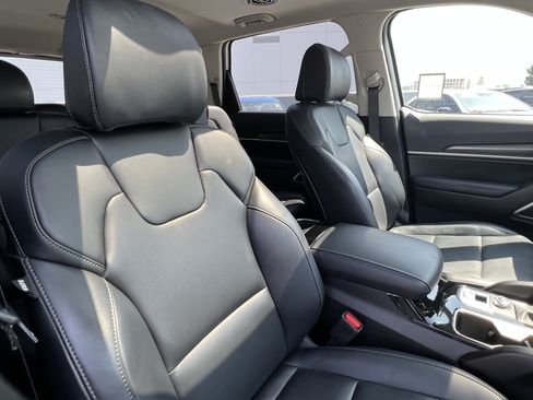 Used 2025 Kia Telluride S FWD image 18