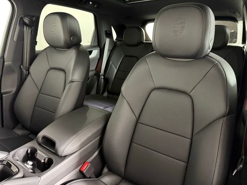 Certified 2025 Porsche Cayenne image 6