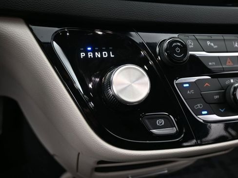 Used 2023 Chrysler Pacifica Touring-L image 21