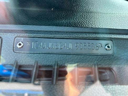Used 2018 Jeep Wrangler Sahara w/ Connectivity Group AWD/4WD image 36